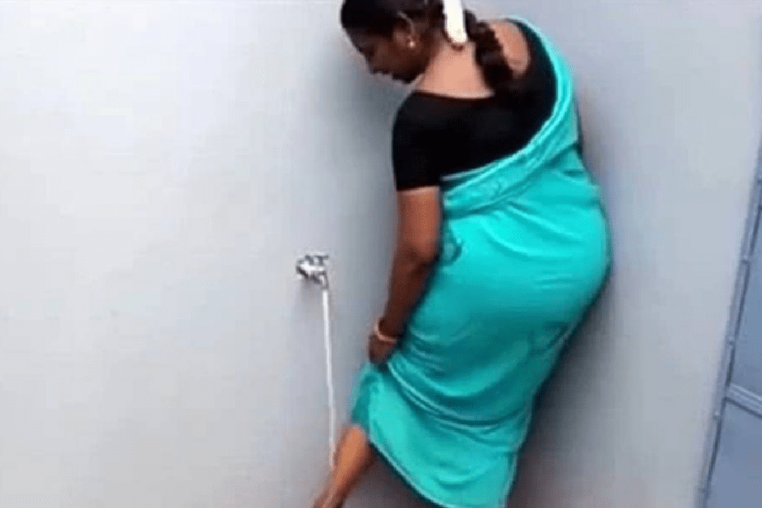 印度女人上厕所竟然也站着许多人不理解看完大开眼界