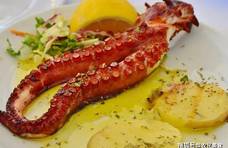 日本人敢生吃章鱼卵，为何美味可口的小龙虾，却要踩碎当肥料