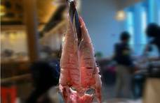 广东有一道“残忍”大胆操作的鱼菜，吃的人赞不绝口，你会吃吗？