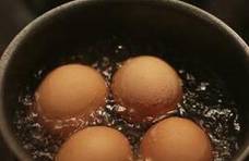 煮鸡蛋时，不要直接加水煮，加它煮，鸡蛋又嫩又香，蛋壳一碰就掉
