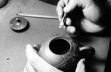 紫砂壶：如何区分手工陶刻与机器刻绘？