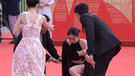 北影节红毯：胡先煦发腮，赵小棠摔倒，周也冷脸，张颂文忙不过来