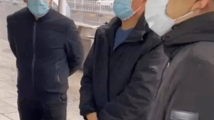 店员因睡觉未戴口罩被黄牌警告，防疫需要基层工作人员的“人性化”处理吗