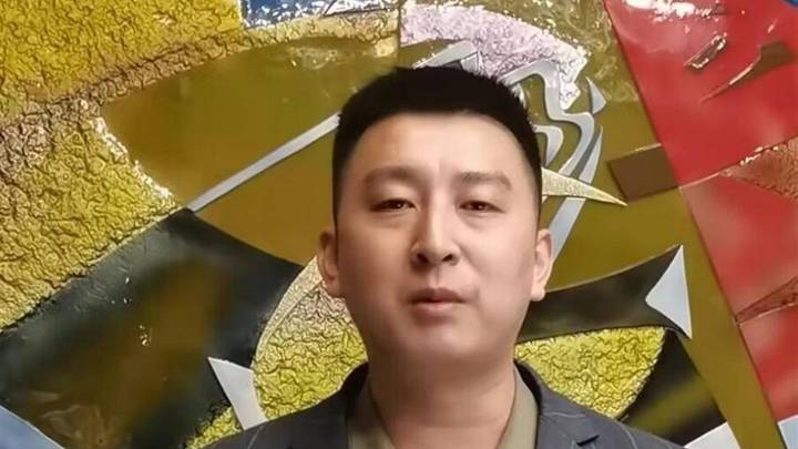 保洁员捡到2万现金报警后被开除，公司称其自己辞职。你更相信谁的说法？