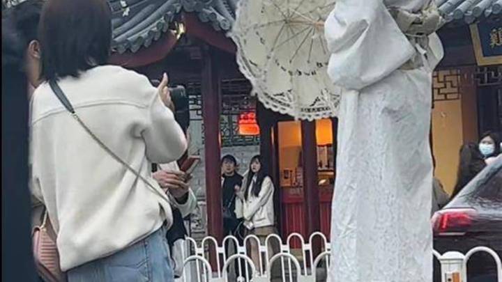 女子穿和服在南京鸡鸣寺樱花下拍照，你怎么看？