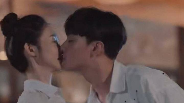 张艺凡施柏宇拍亲嘴吻戏惹争议，你怎么看？