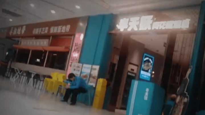 从垃圾桶拿回食材继续上桌，你还会继续吃半天妖烤鱼吗？