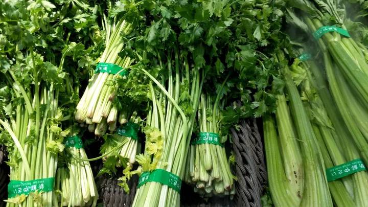老农卖不合格芹菜获利14元被罚10万，你怎么看？