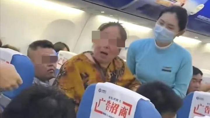 飞机换座不成老太辱骂女子，应该升为商务舱吗？