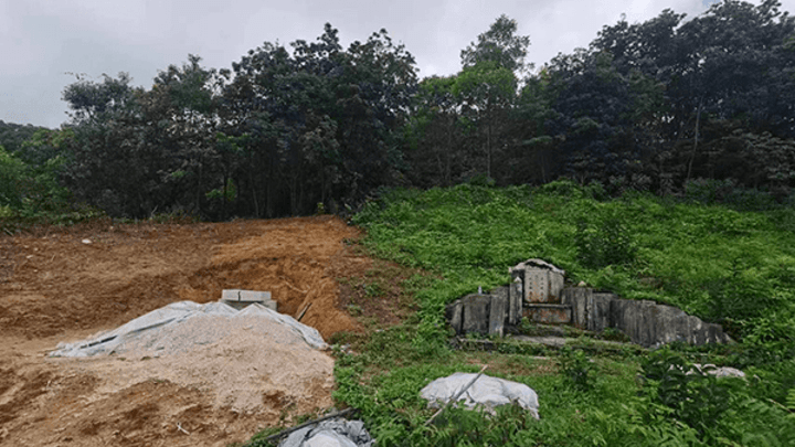 后人为烈士新建墓碑疑因风水问题遭破坏，你怎么看？