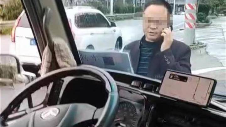 旅游客车在湖南凤凰遭当地车辆别车并逼停，你觉得对方是国企领导吗？