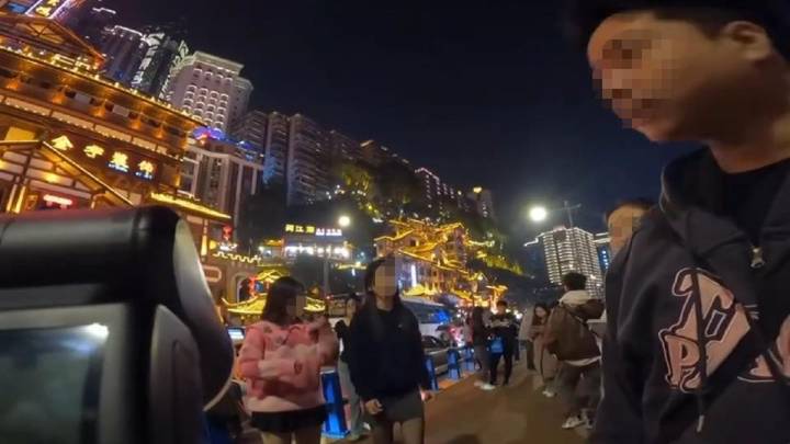 网友称在洪崖洞景区外拍照遭遇阻拦，你觉得有必要给最宠游客城市抹黑吗？