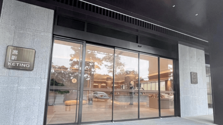 女子入住酒店，副店长刷卡开门闯入，酒店应该赔付20倍房费吗？
