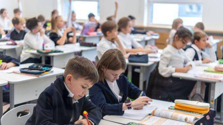 俄罗斯中小学校将禁用手机，手机真的十恶不赦吗？