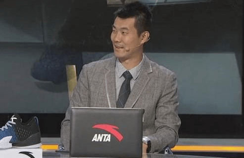 绝杀王王仕鹏退役当大学教授解说被吐槽妻子泳衣照走红