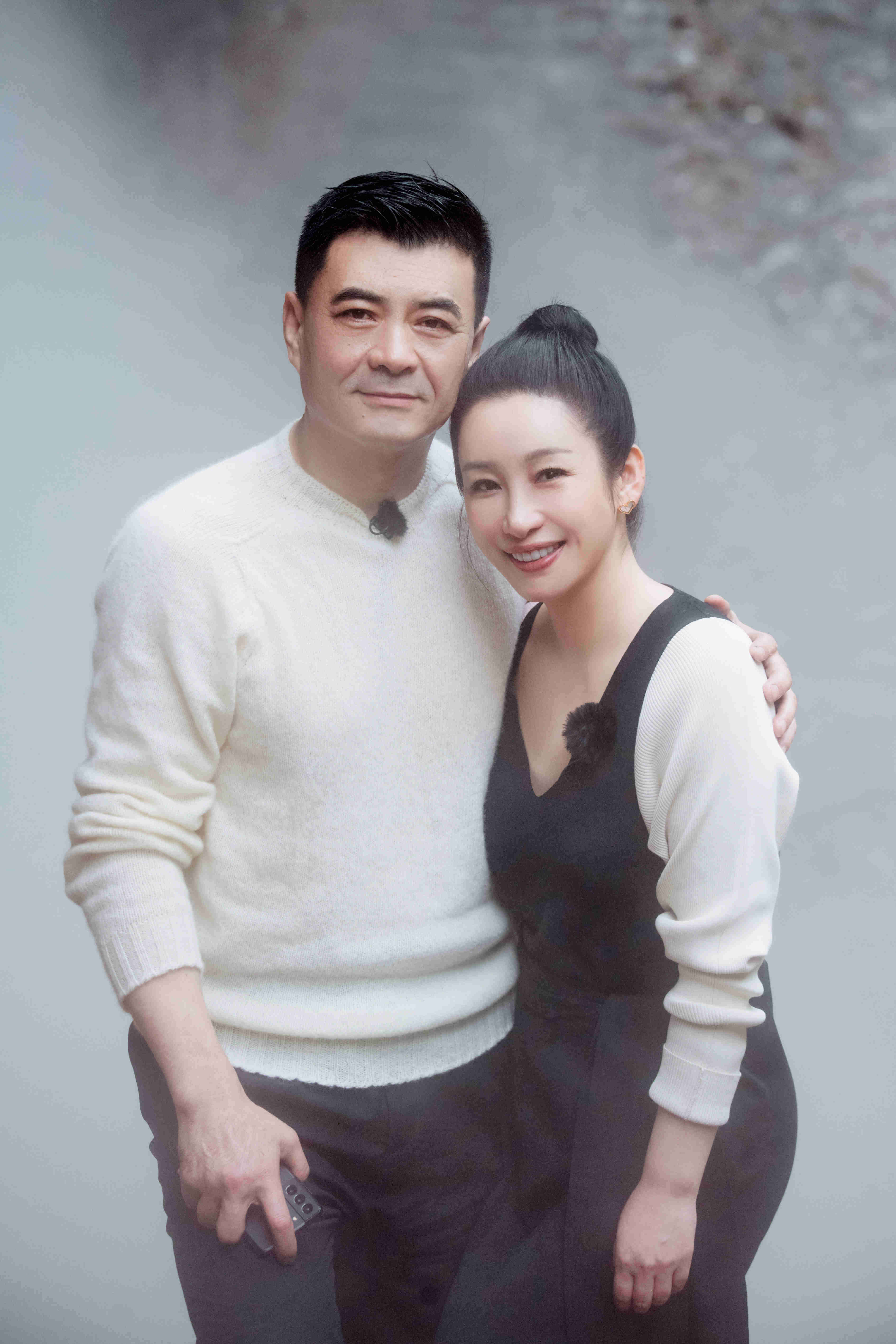 《妻子5》夫妻合体出游 团长刘涛春日出游造型甜美