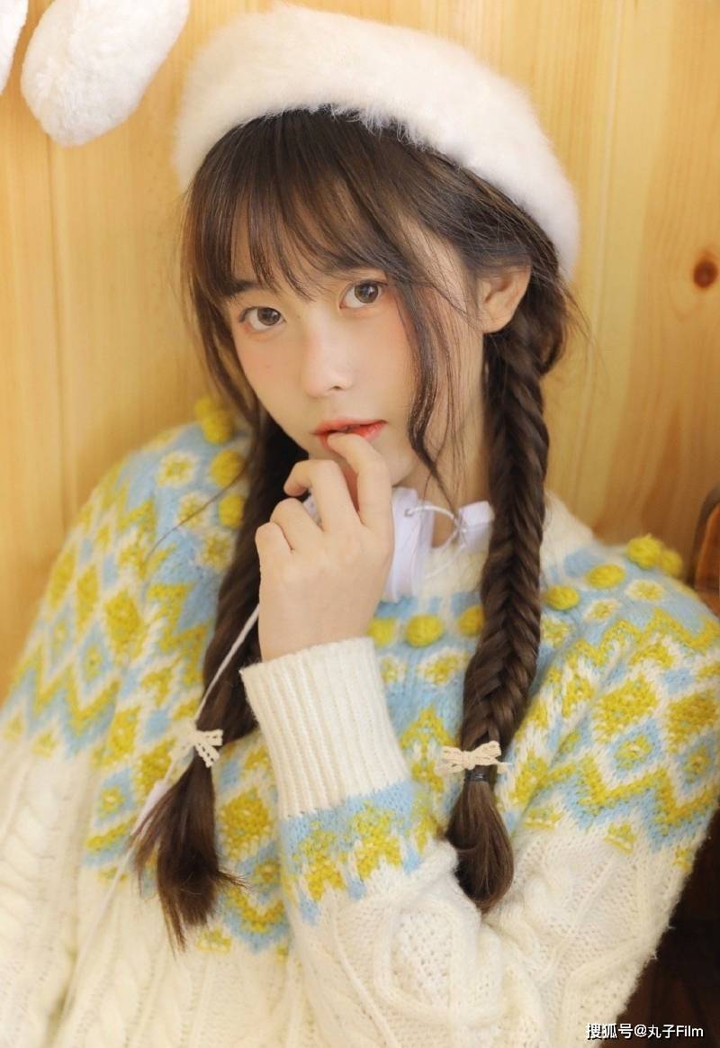 性感美女时尚写真:贝雷帽美少女韩式麻花辫,清纯甜美可爱养眼迷人!