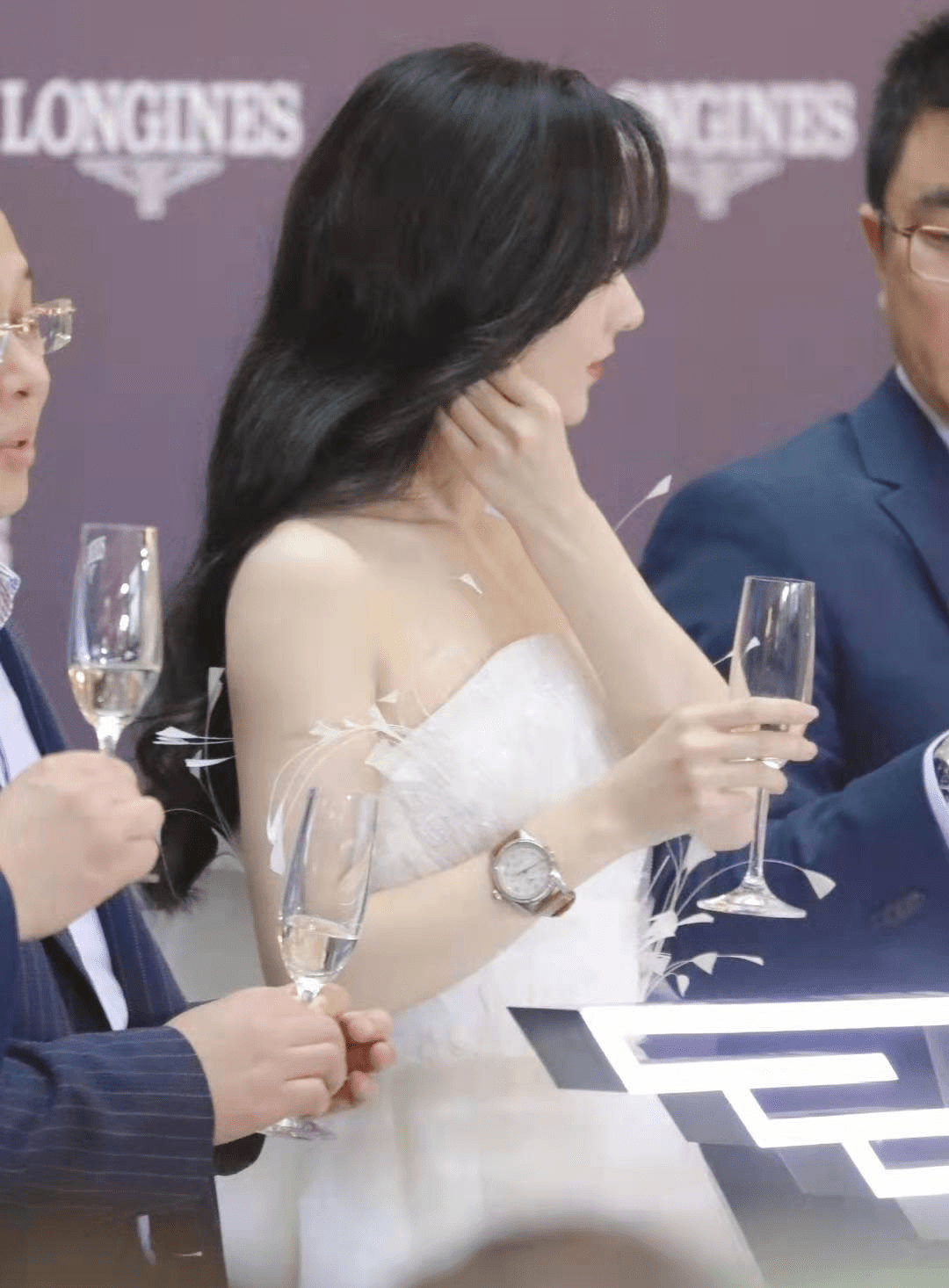 赵丽颖白色羽毛裙灵动又清新耳坠掉落在锁骨瞬间尽显举止优雅气质高贵
