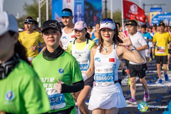 2021盐城马拉松正式鸣枪开跑钱鼎彬和朱丹丹分获男女冠军