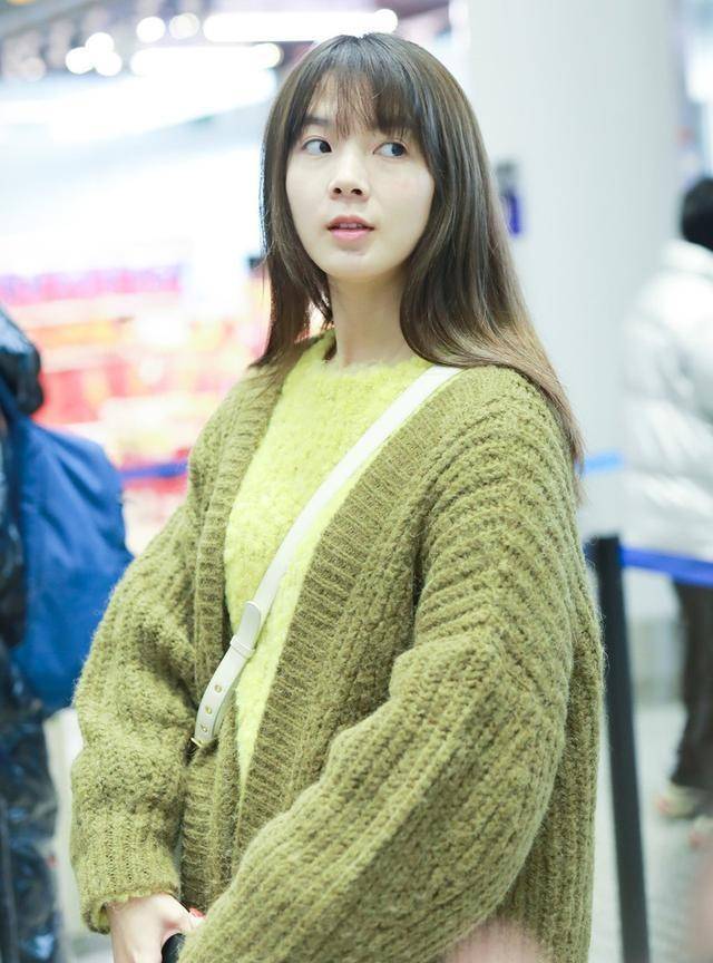 陈瑶真大胆!换个发型就素颜,不化妆和路人没差