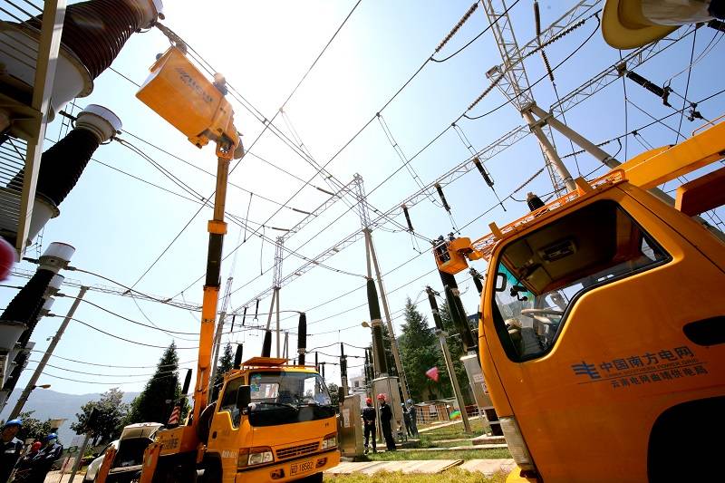 云南首次曲靖供电局采用新方法完成220千伏变电站内带电断接引线作业