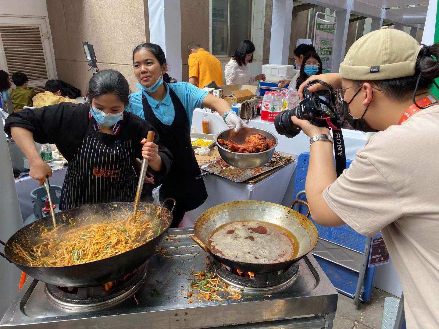 4月24日,中国北京,2021年泰国风情节在泰国驻华大使官邸开幕.
