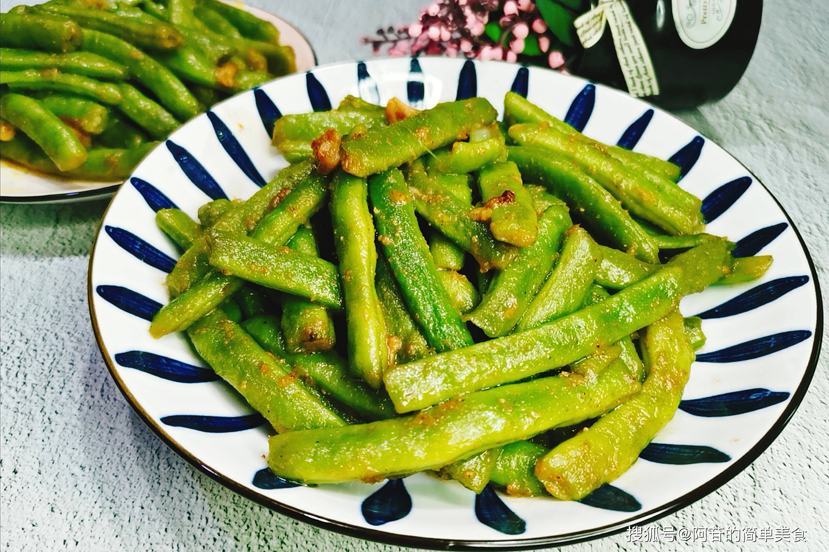 四季豆中加点儿沙茶酱,就会有浓郁的海鲜味,很棒的做法_手机搜狐网