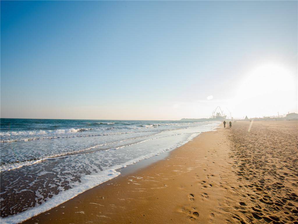 青岛金沙滩是我国沙质最细,面积最大,风景最美的沙滩之一,号称"亚洲第