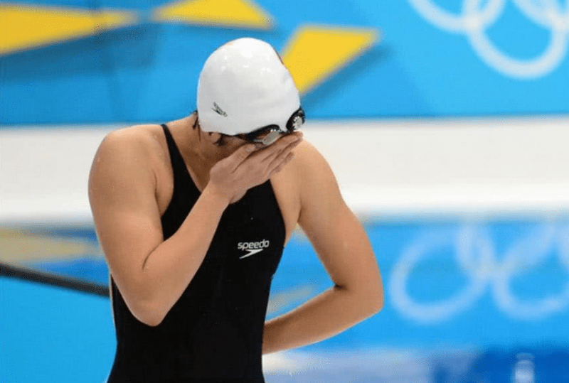 "泳坛女神"破世界纪录,但却痛失冠军,比赛时泳衣破裂不敢上岸_庞佳颖