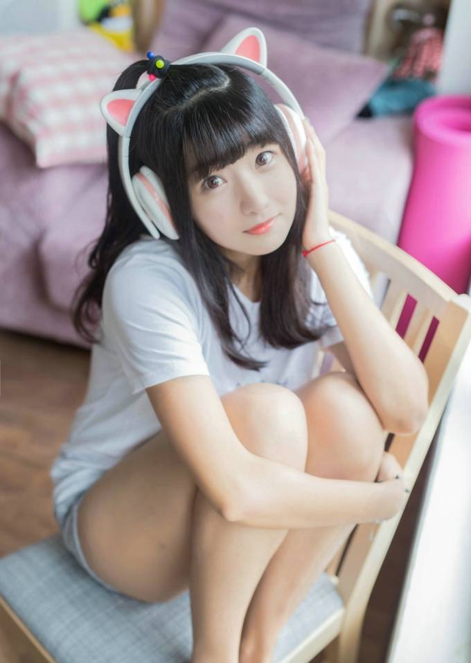 "小蜗牛很奇怪,就问:"妈妈,怎么汽车没我们快啊?