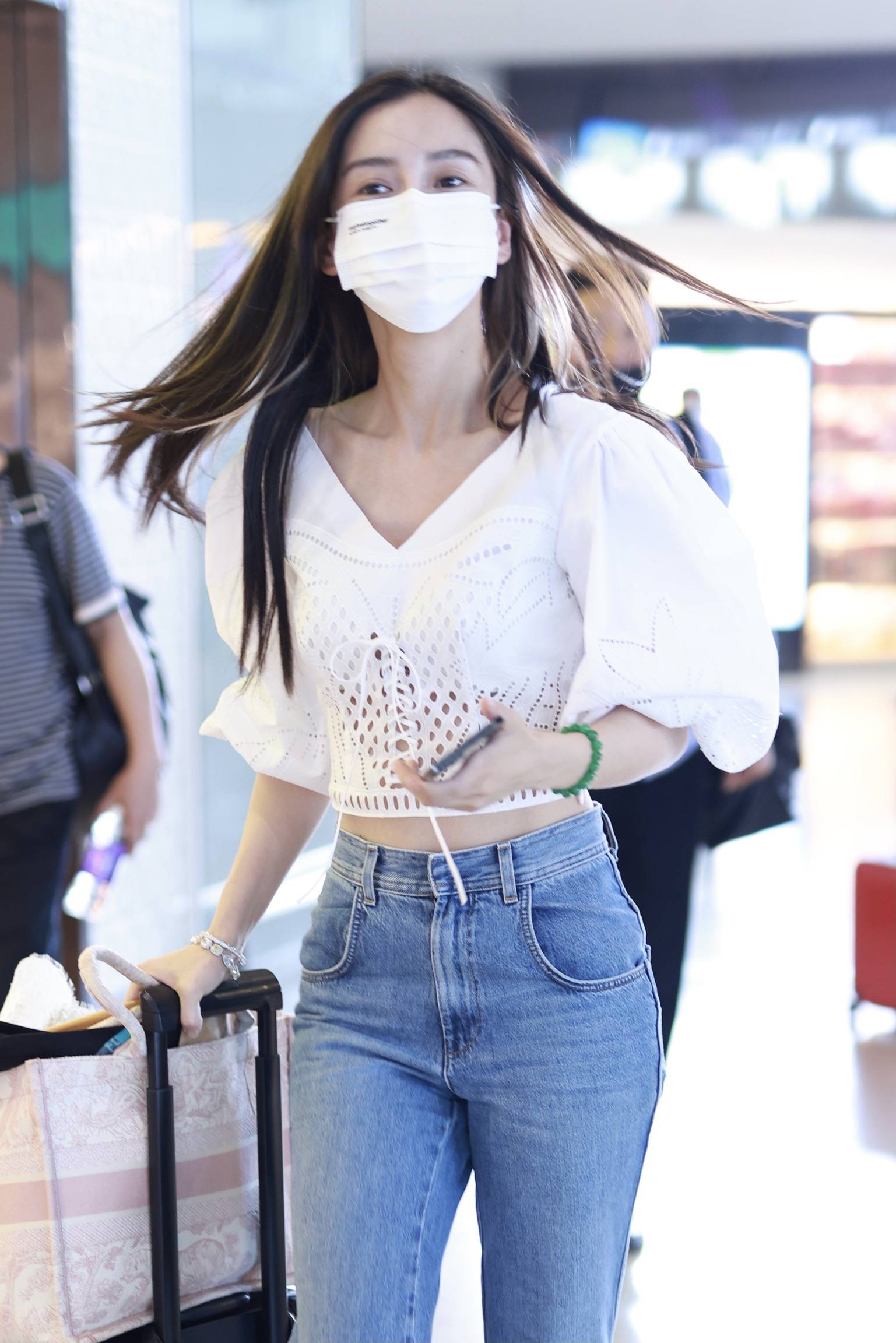 2021年4月29日,上海,angelababy现身机场.