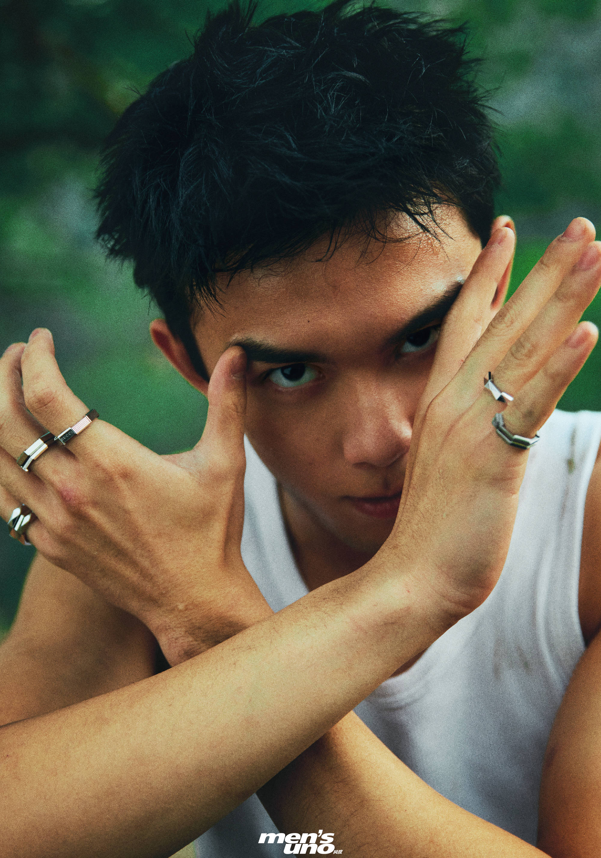 吴磊登杂志五月刊封面 展现热血少年的肆意青春