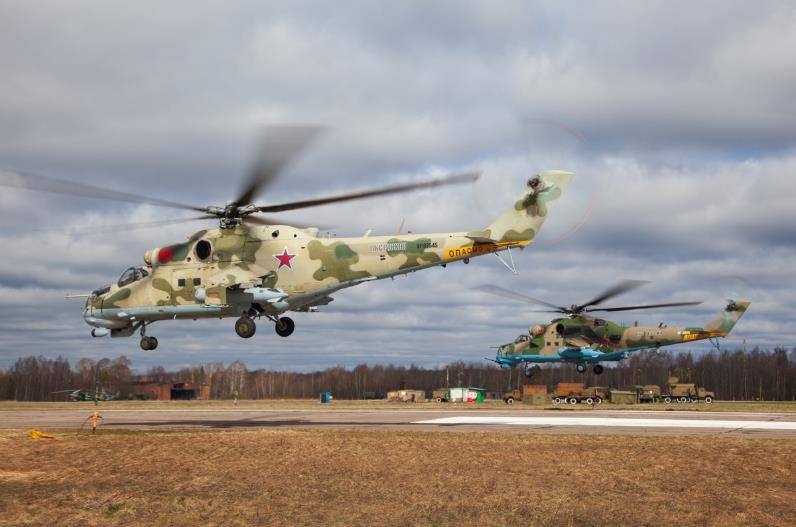 俄罗斯直升机方队在莫斯科地区的阿拉比诺上空进行阅兵演练