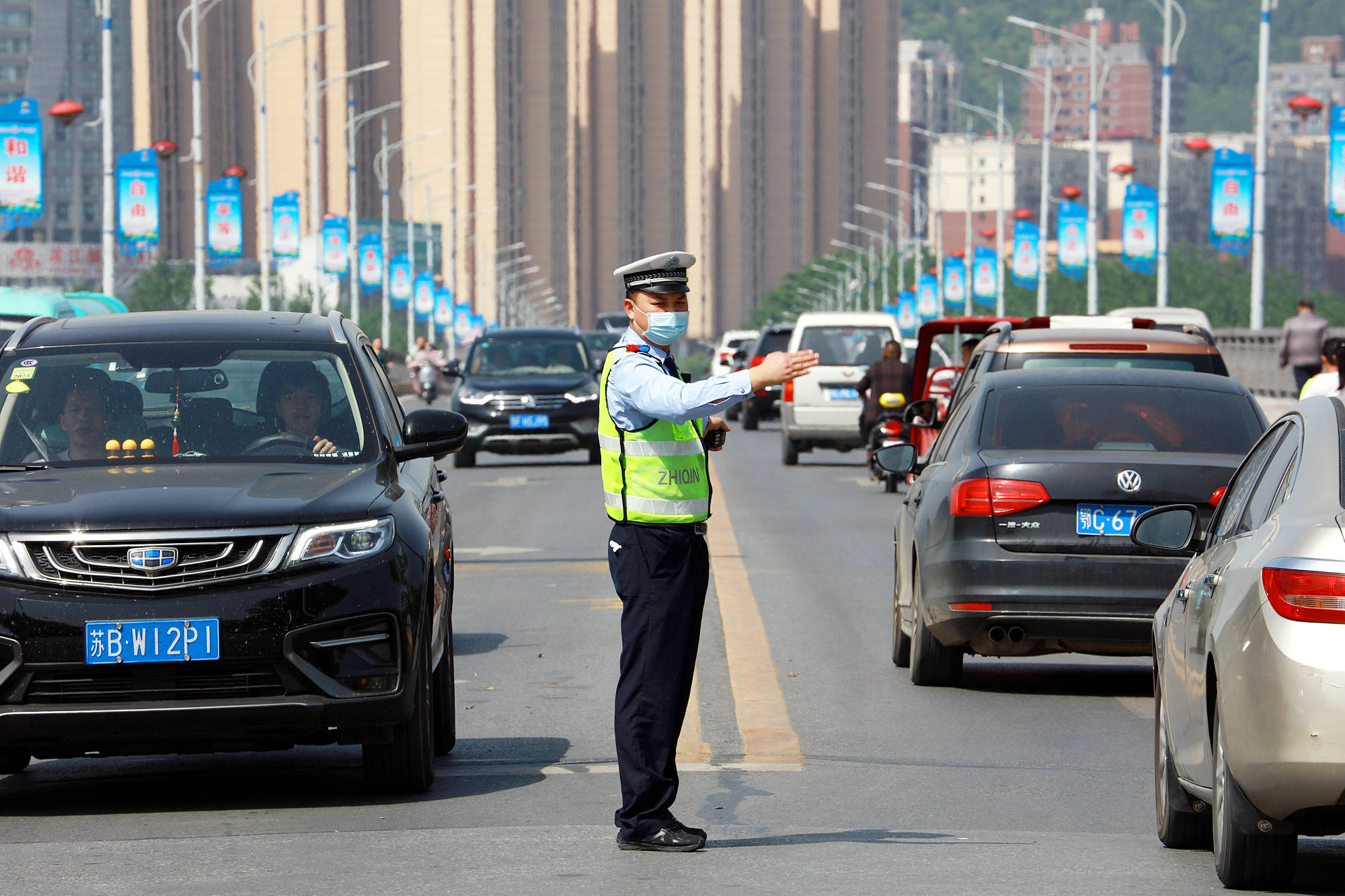 湖北丹江口交警坚守路面护航平安