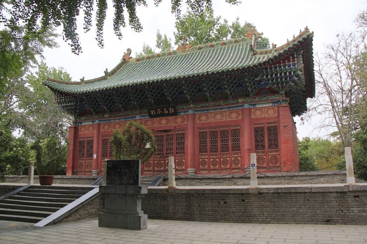 人民公园南大门的胡公祠,是为了纪念胡景翼将军而建.