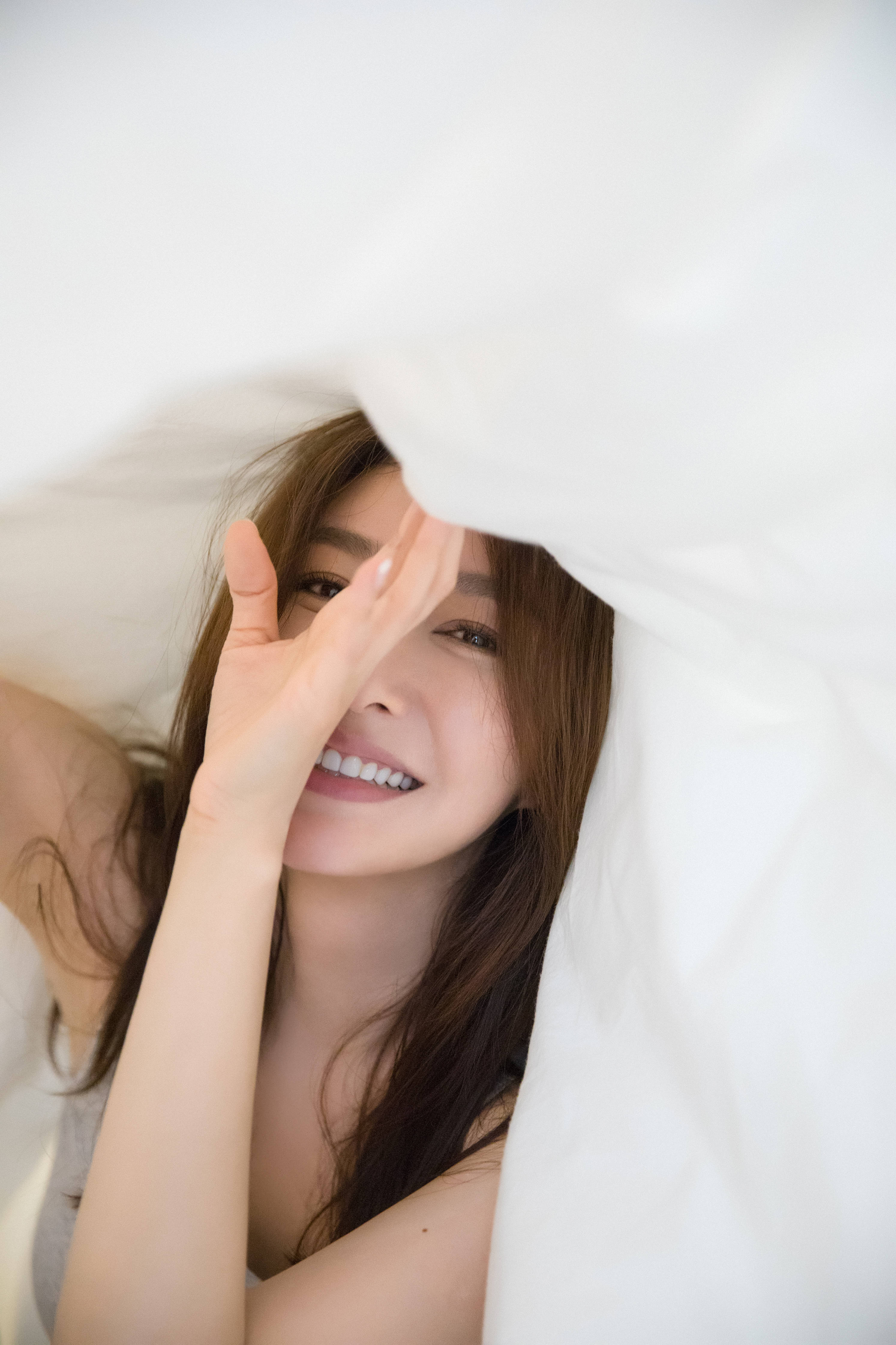 秦岚夏日清新写真曝光 元气微笑灵动自然治愈力满格_气息