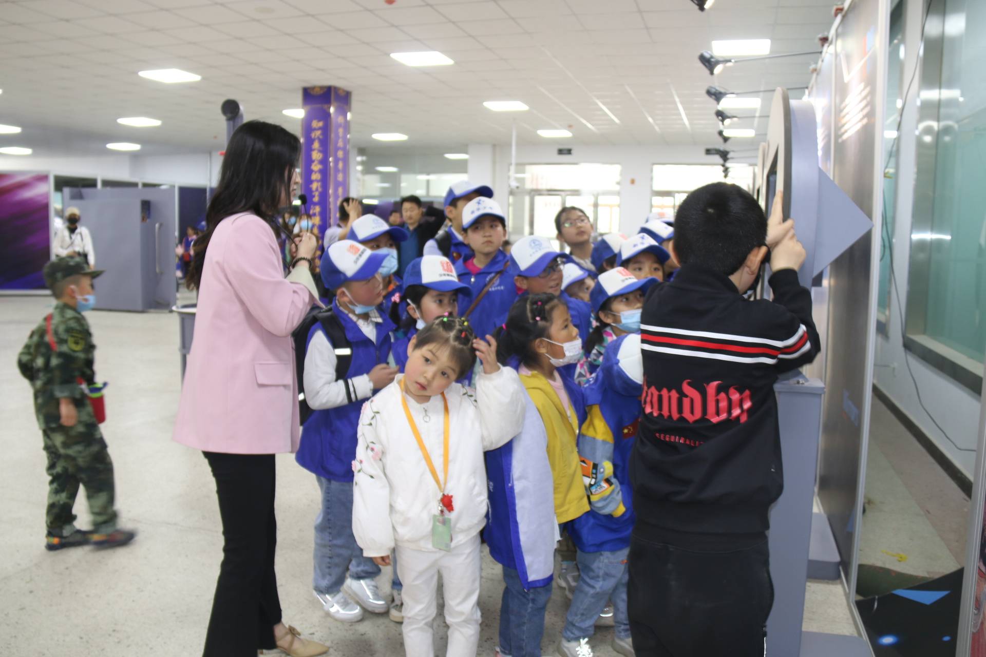 展馆|平凉新华校园小记者走进《镜子世界》主题展馆忙充“科技电”