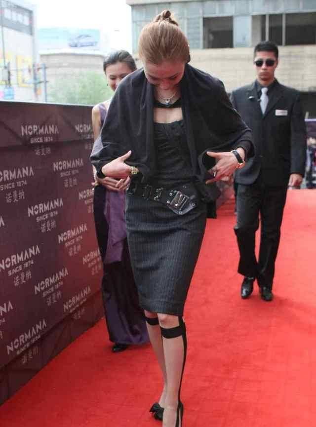 原创牛萌萌现身活动将礼服挖空勒出赘肉面容憔悴皮肤蜡黄显老太多