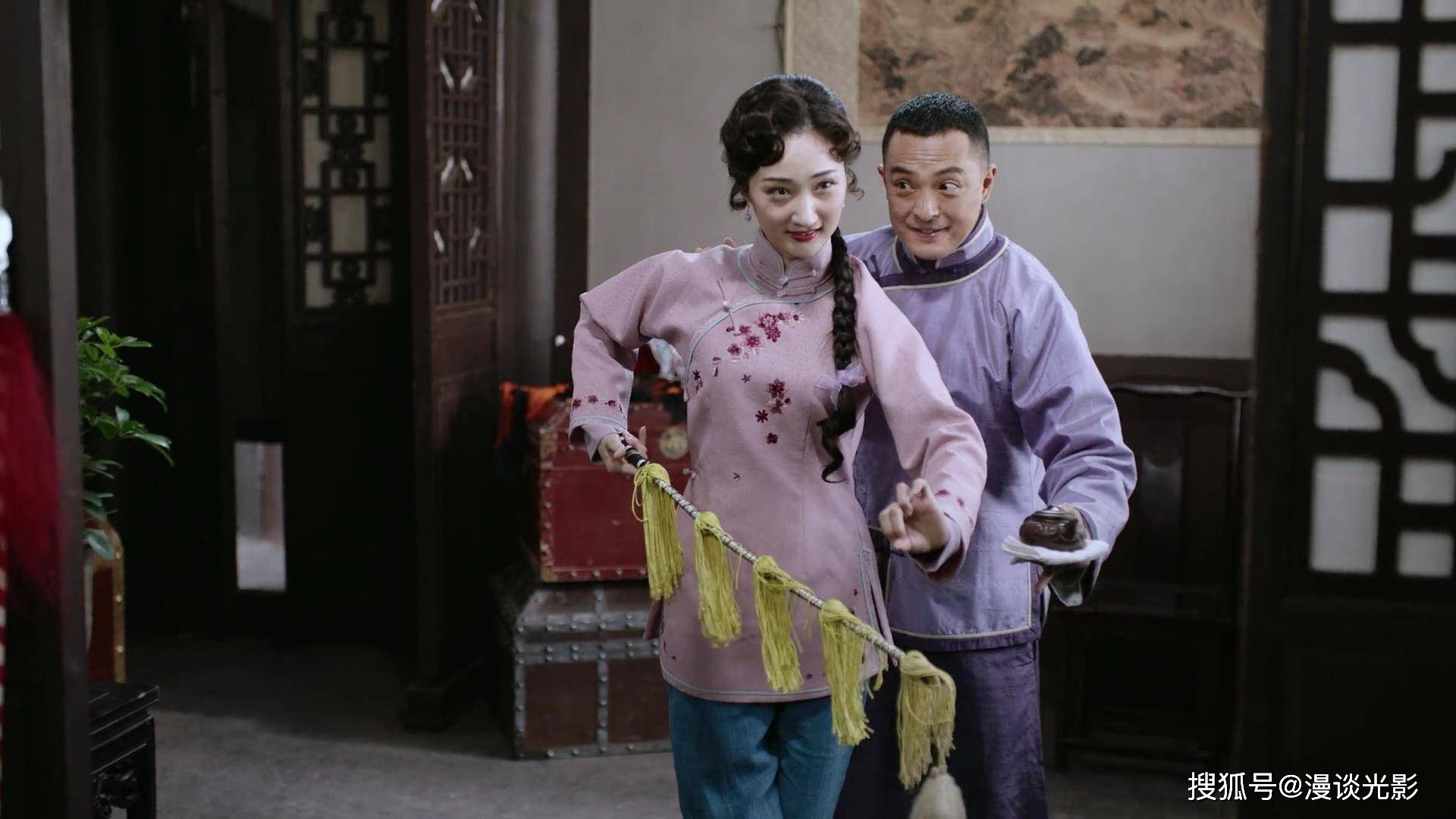 虽然核心剧情是围绕"东陵密疏"来讲述哈王府的兴衰巨变,但大部分故事