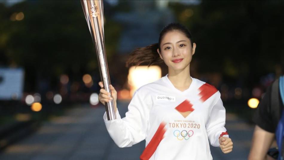 1/ 12 搜狐娱乐讯 5月7日,石原里美作为东京奥运圣火传递大使在和平