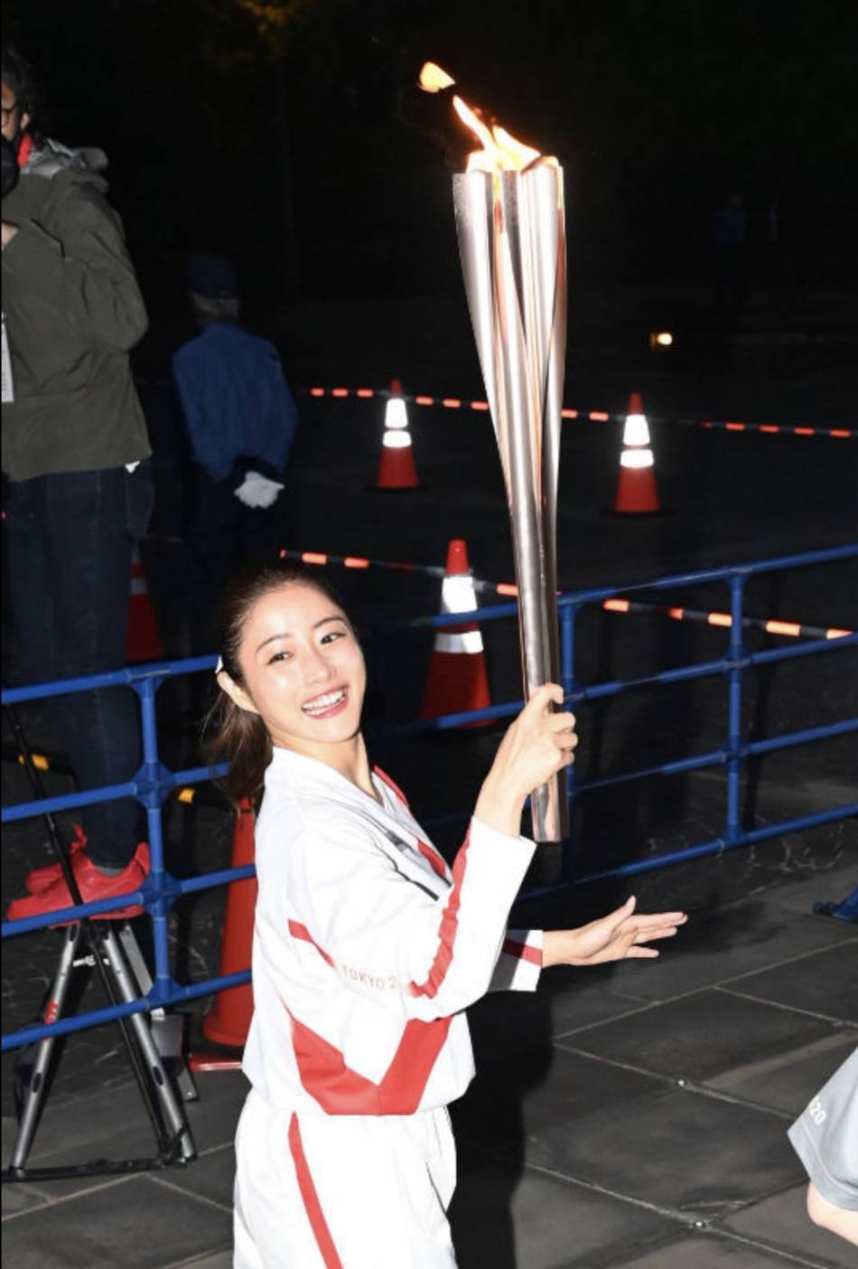 石原里美在日本长崎传递奥运圣火 笑容甜美可爱