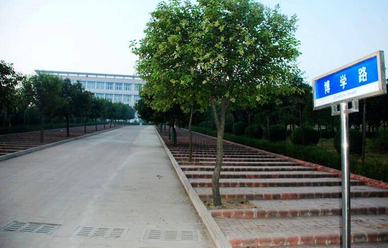 平顶山学院地处平顶山市的白龟湖畔,学校前身是平顶山师范学校.