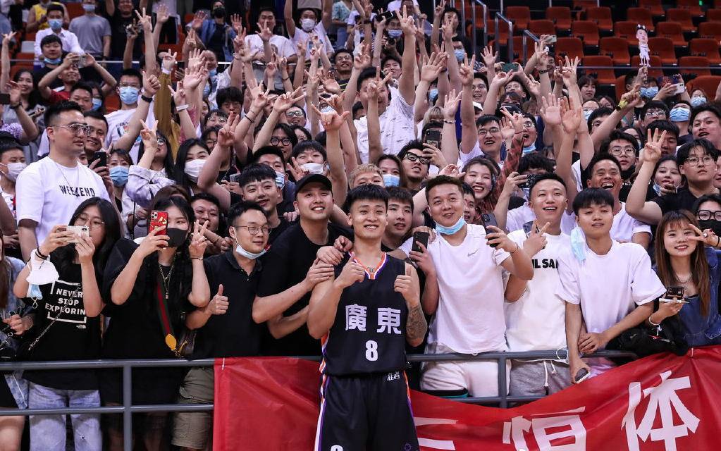 cba广东球员赵睿与球迷合影帮忙拍照的竟然是他