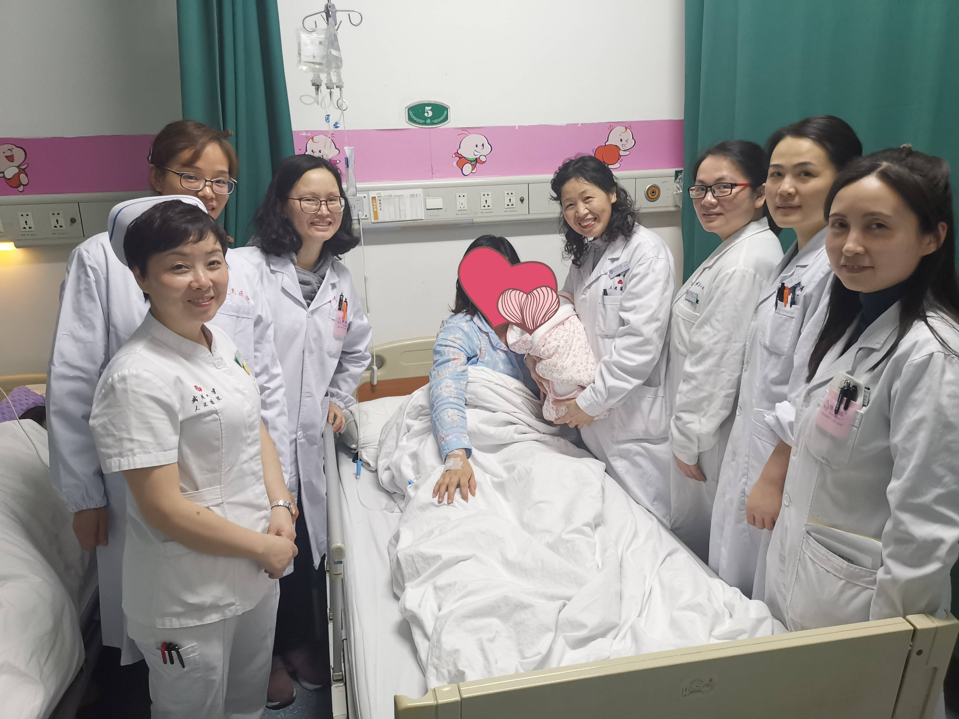 险!孕妇突发子宫破裂,胎儿进入腹腔,医护生死营救保母婴平安