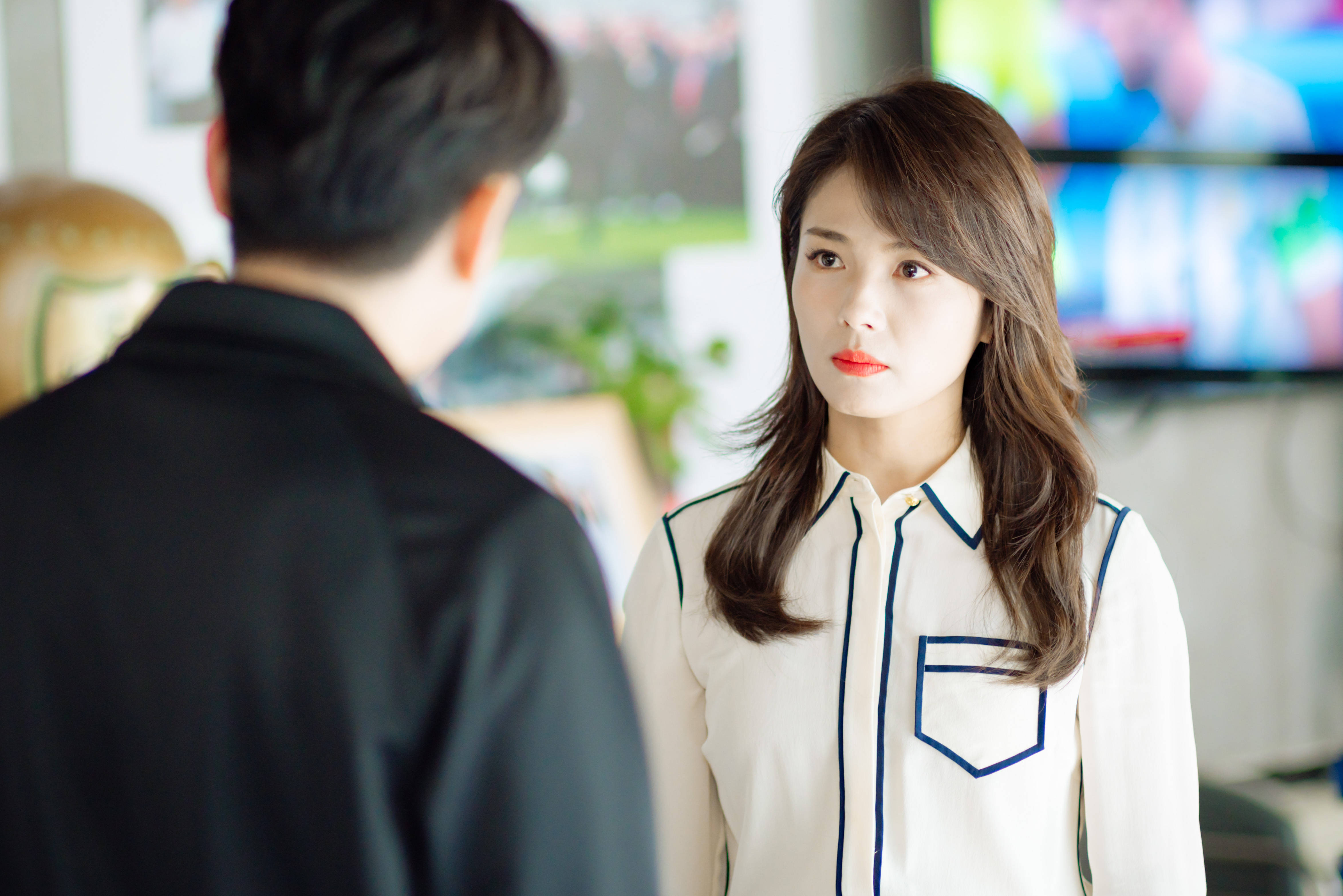 胡可,贾景晖,陶昕然,张瑞涵主演,张陆特别出演的都市话题剧《陪你一起