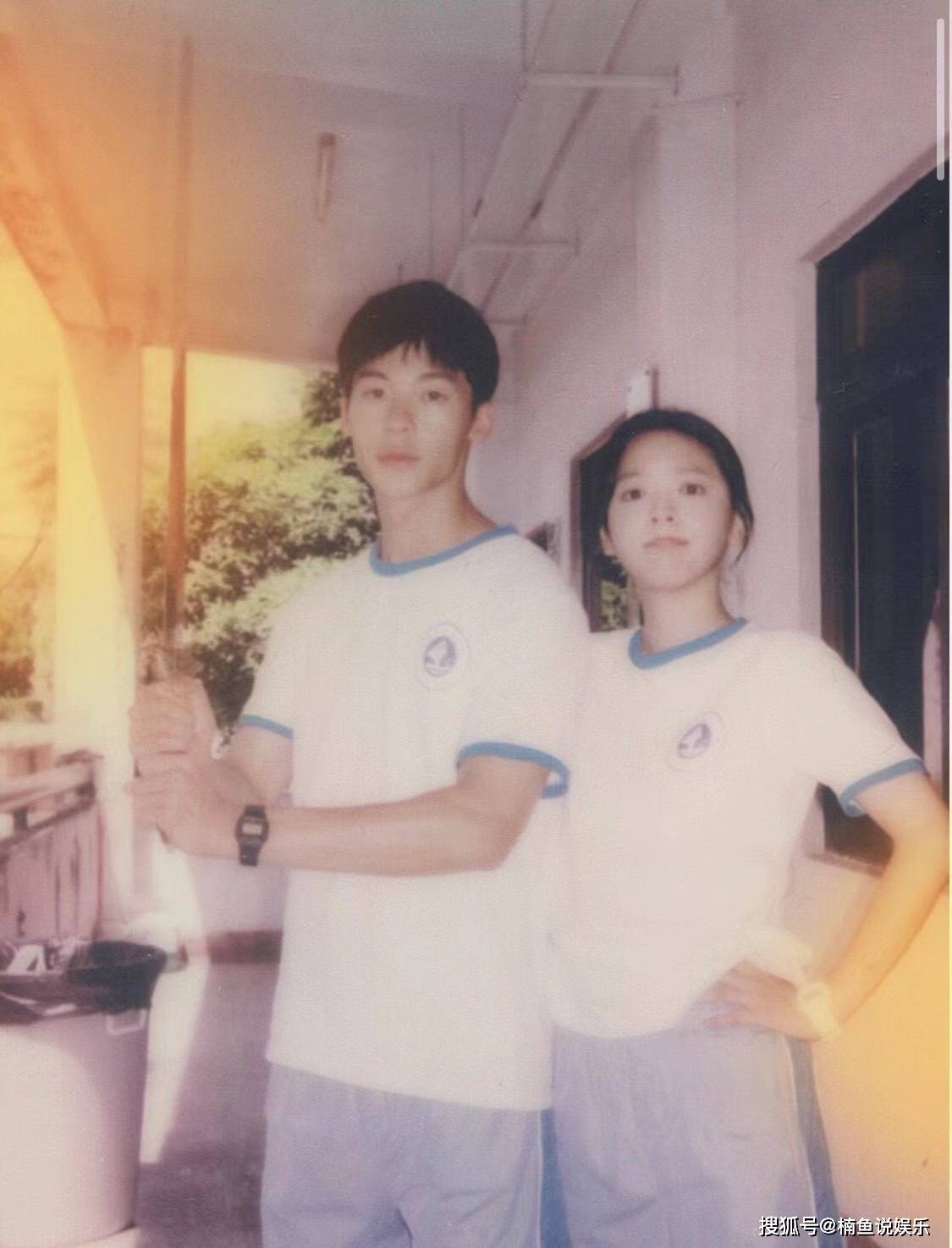 许光汉和章若楠不论从服装道具还是发型都尽量还原了那个时代的青涩