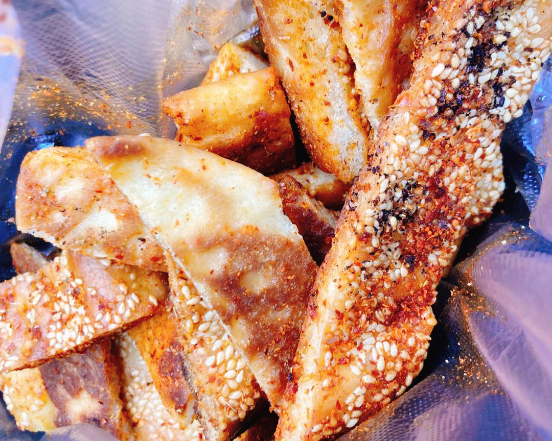 被孜然充分混合的烤馕,没有一个胃能逃过新疆美食的诱惑!_中原