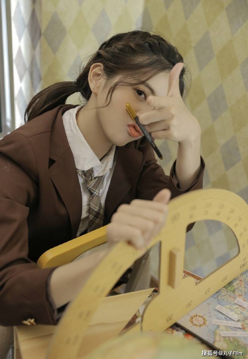 性感美女时尚写真:校园女神学生制服俏皮可爱,甜美迷人!