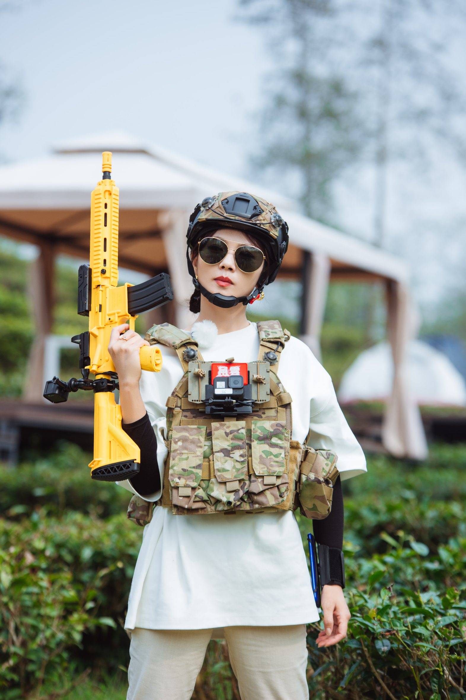 《妻子5》妻子团体验"真人cs" 蒋勤勤墨镜配迷彩颇具气质