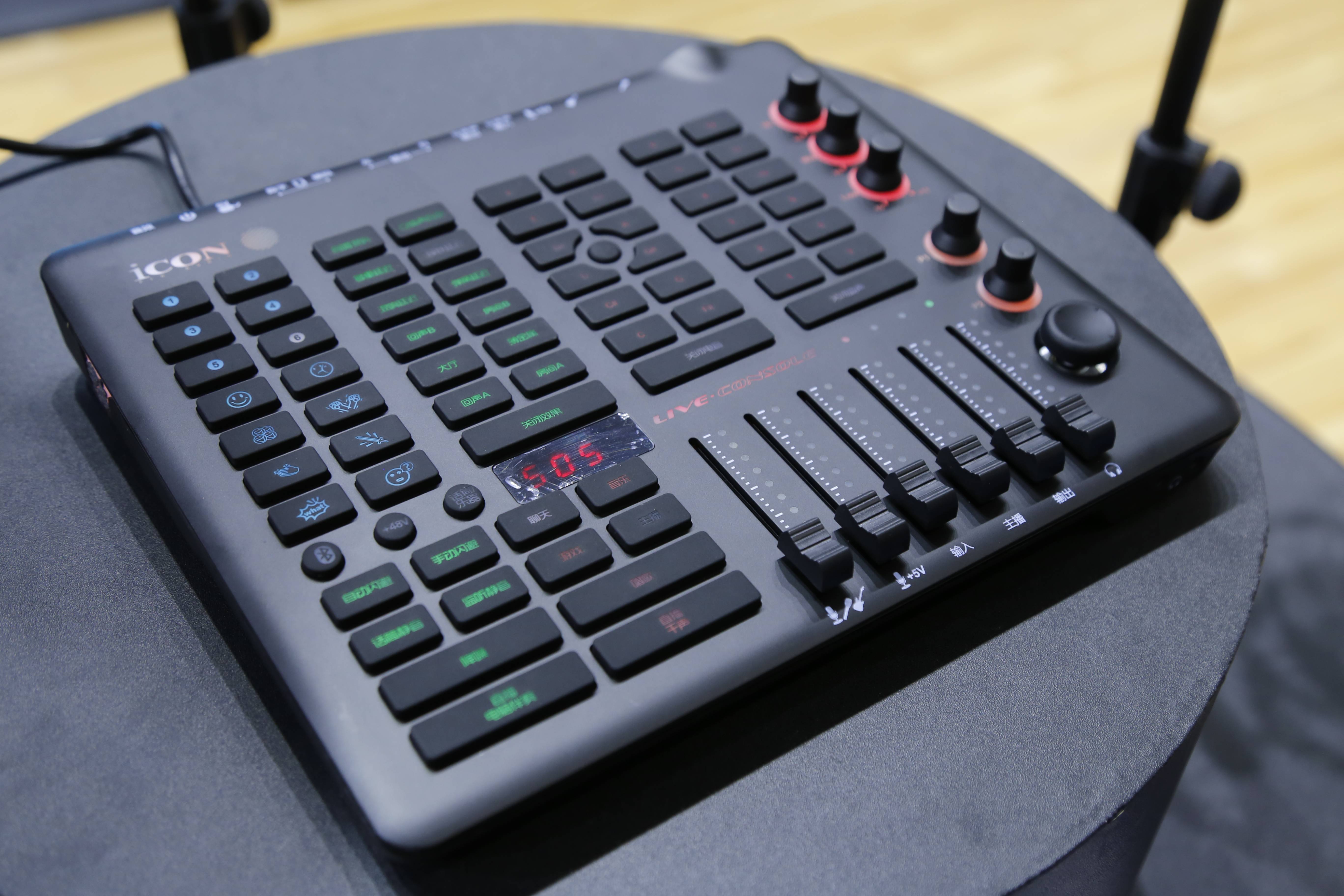 独立的"混响"和"延音"调节旋钮bgm的移调和电音的key可单独调节内置2